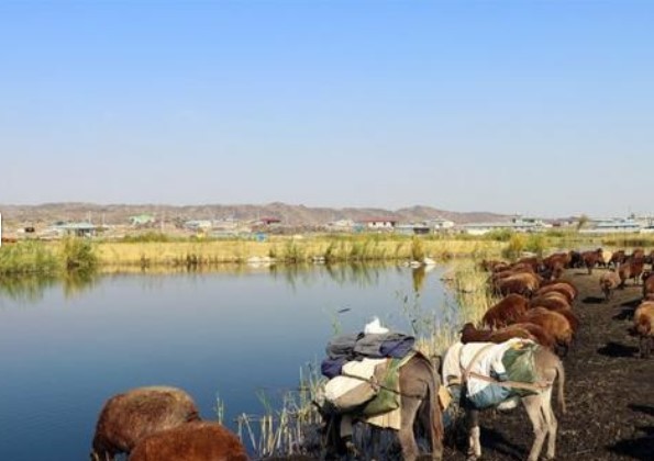 Ağrı Dağı'ndaki kar ve buzların erimesi görenleri büyüledi.