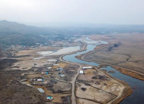 Ağrı Dağı'ndaki kar ve buzların erimesi görenleri büyüledi.