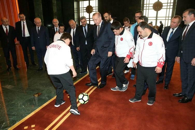 Cumhurbaşkanı Erdoğan down sendromlu sporcuları kabul etti