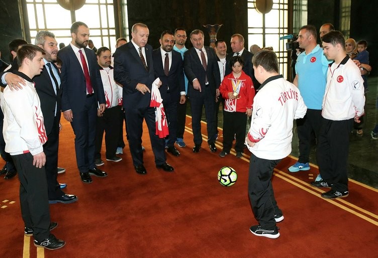 Cumhurbaşkanı Erdoğan down sendromlu sporcuları kabul etti