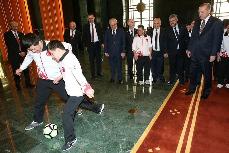 Cumhurbaşkanı Erdoğan down sendromlu sporcuları kabul etti