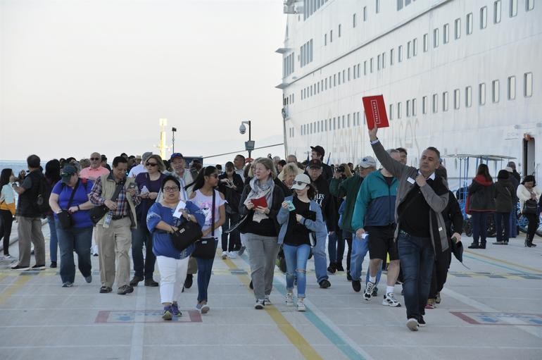 Sezonun ilk kruvaziyer gemisi Kuşadası'na geldi! 