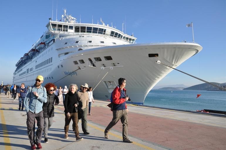 Sezonun ilk kruvaziyer gemisi Kuşadası'na geldi! 