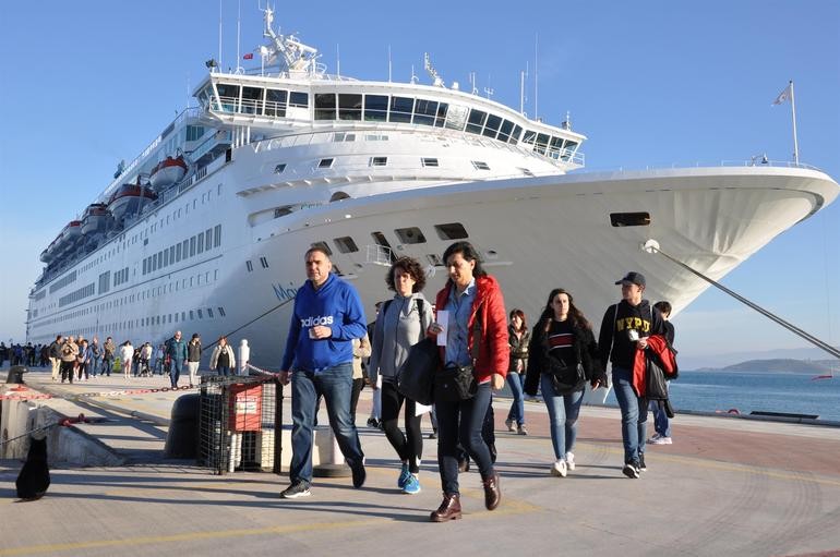 Sezonun ilk kruvaziyer gemisi Kuşadası'na geldi! 