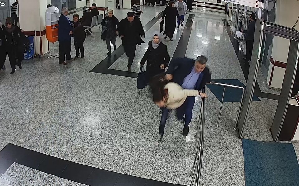 Hastanede panik: Yere düşen hastayı canlı bomba sandılar