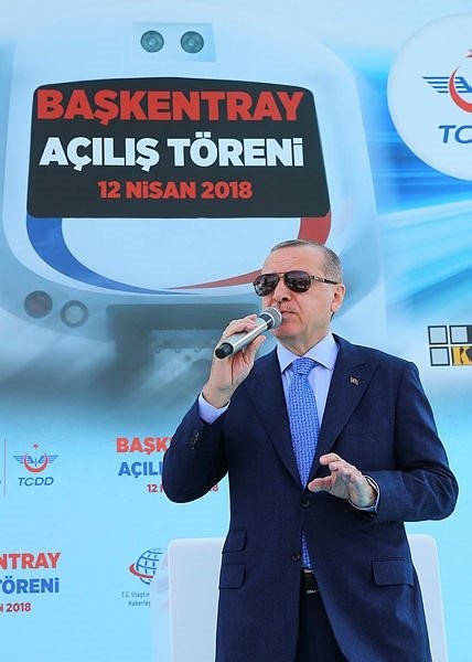 Başkentray açılış töreninde koltuğa geçti,