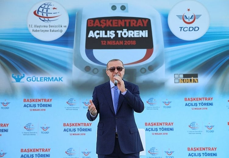 Başkentray açılış töreninde koltuğa geçti,