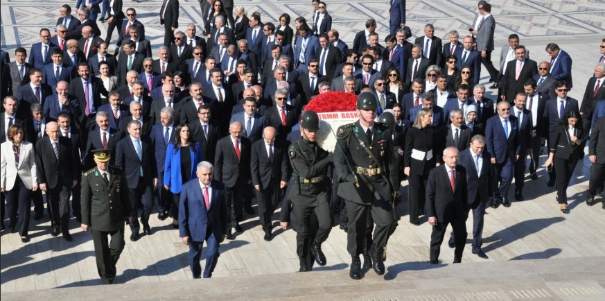 Devlet büyükleri koltuklarını devretti