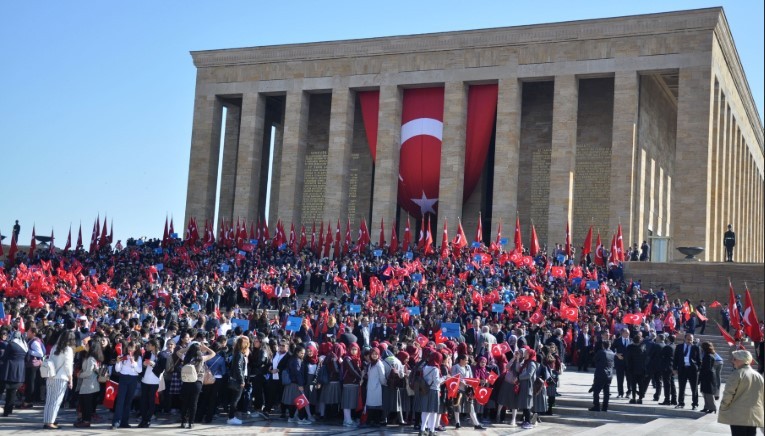 Devlet büyükleri koltuklarını devretti