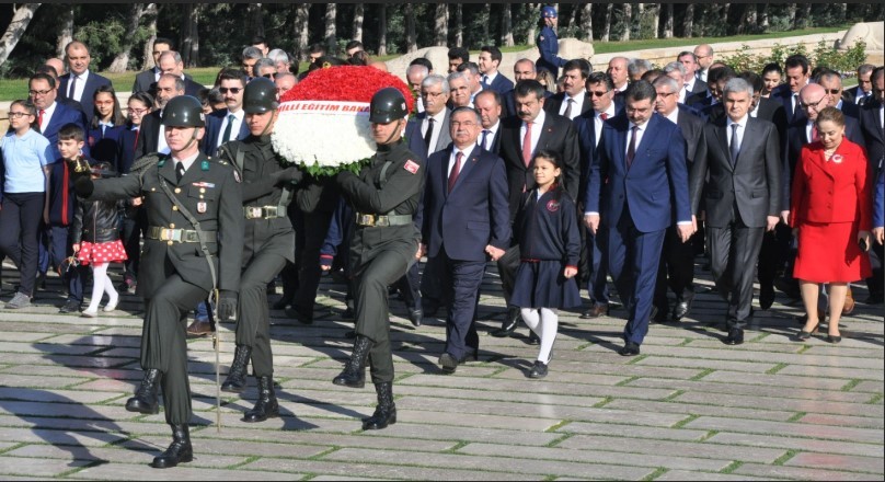 Devlet büyükleri koltuklarını devretti