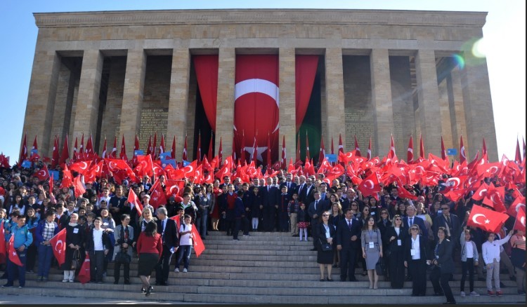 Devlet büyükleri koltuklarını devretti