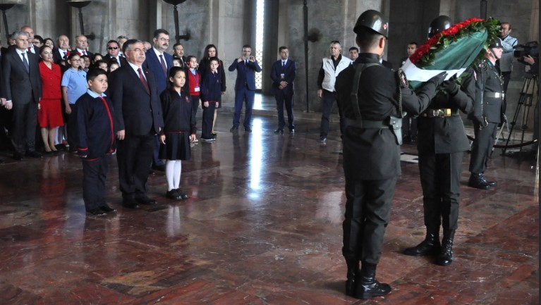 Devlet büyükleri koltuklarını devretti