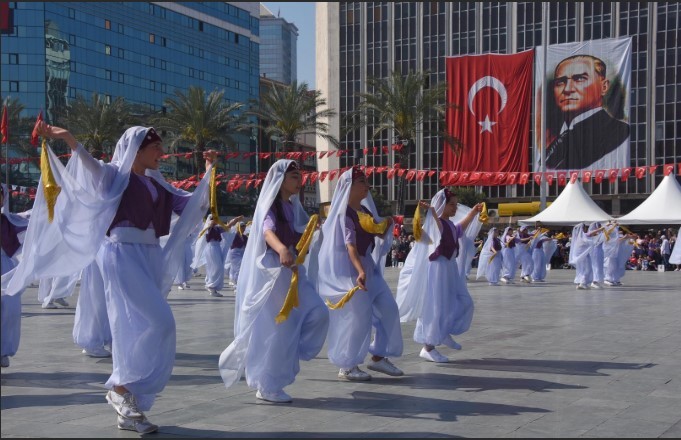 Devlet büyükleri koltuklarını devretti