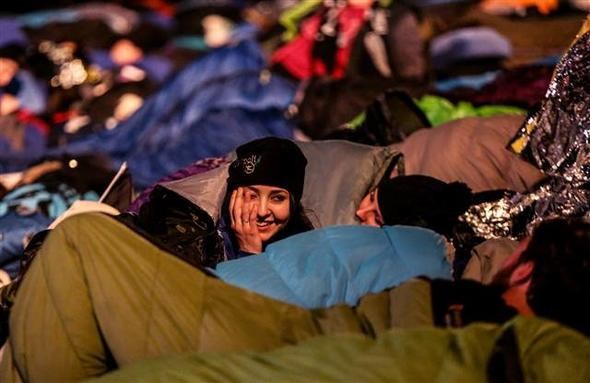 Anzaklar uyku tulumları içerisinde ayini bekledi