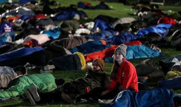 Anzaklar uyku tulumları içerisinde ayini bekledi