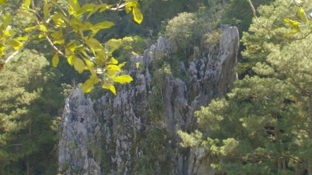 İlginç gelenek! Tabutlar uçurumun kenarında duvara asılıyor