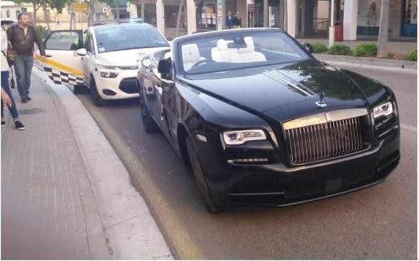 Rolls Royce ile tütüncü dükkanına girdi