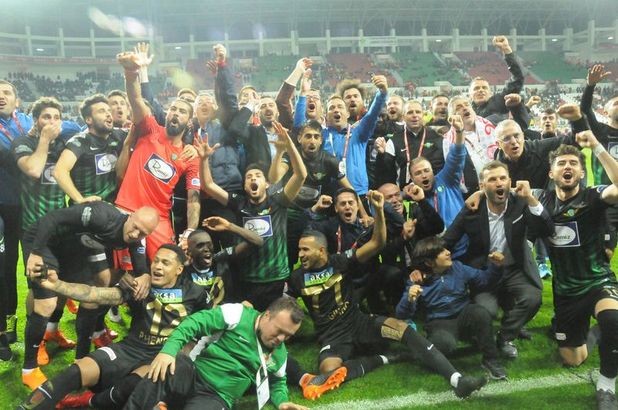 İlk finalde ilk kupa! Akhisar'da bayram