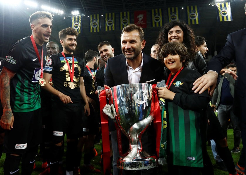 İlk finalde ilk kupa! Akhisar'da bayram