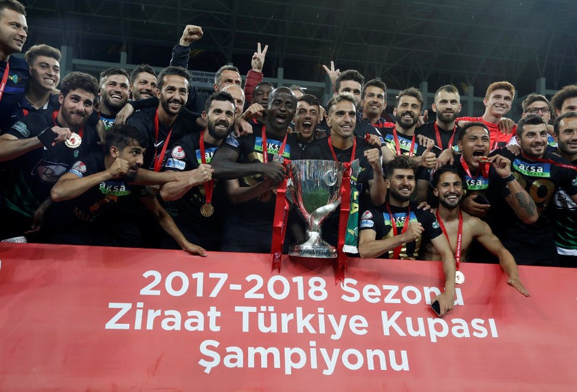 İlk finalde ilk kupa! Akhisar'da bayram