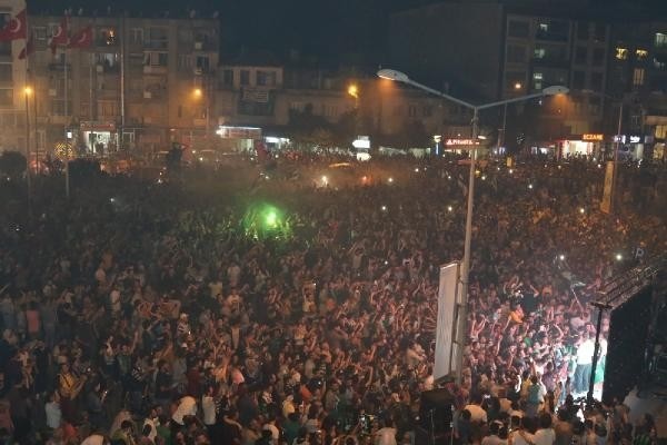 İlk finalde ilk kupa! Akhisar'da bayram