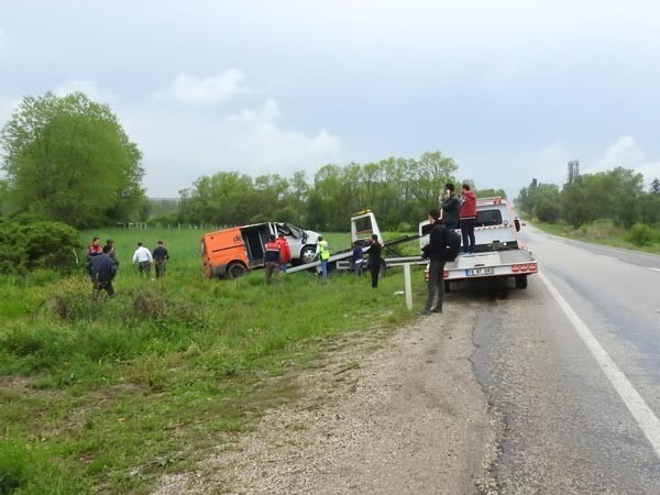 Para nakil aracı devrildi, paralar çevreye saçıldı!