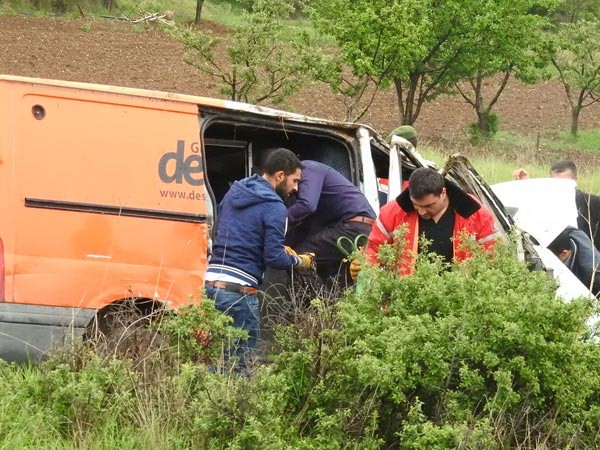 Para nakil aracı devrildi, paralar çevreye saçıldı!