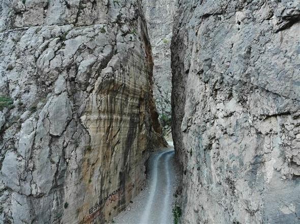 Yapımı 132 yıl süren dünyanın en tehlikeli yolu!