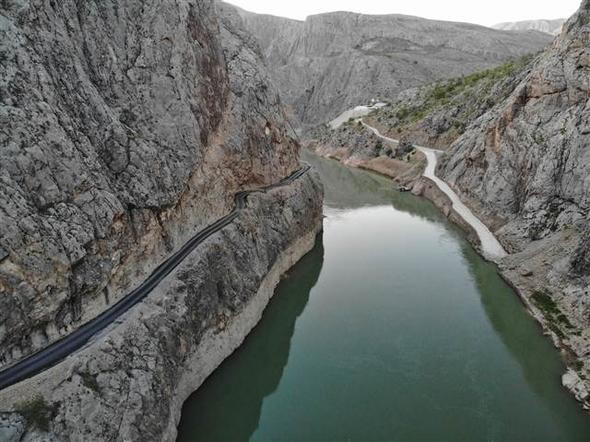 Yapımı 132 yıl süren dünyanın en tehlikeli yolu!