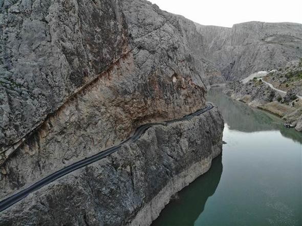 Yapımı 132 yıl süren dünyanın en tehlikeli yolu!