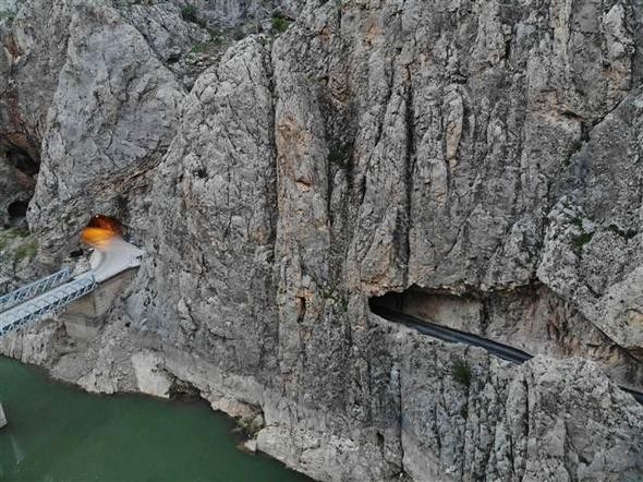 Yapımı 132 yıl süren dünyanın en tehlikeli yolu!