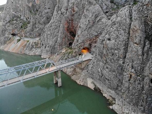 Yapımı 132 yıl süren dünyanın en tehlikeli yolu!