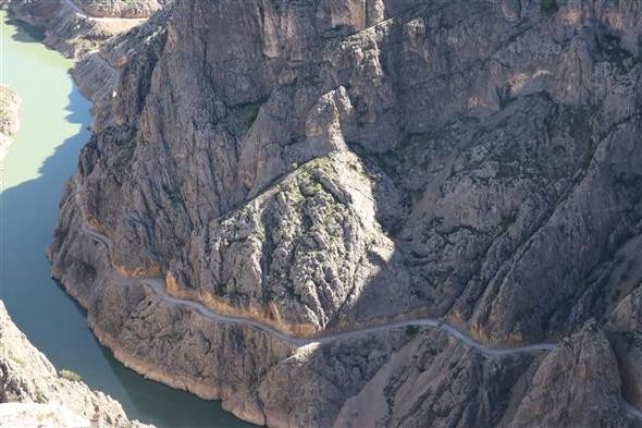 Yapımı 132 yıl süren dünyanın en tehlikeli yolu!