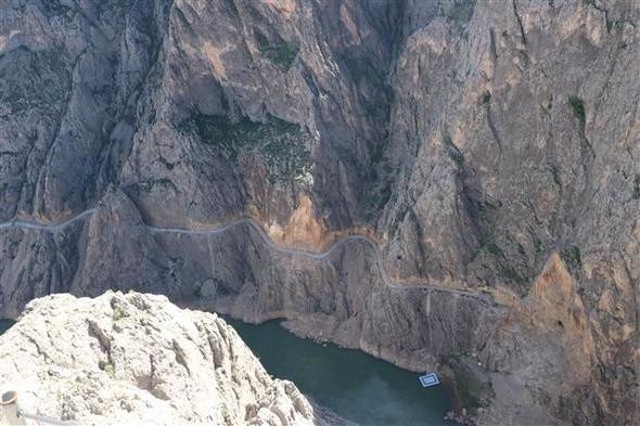 Yapımı 132 yıl süren dünyanın en tehlikeli yolu!