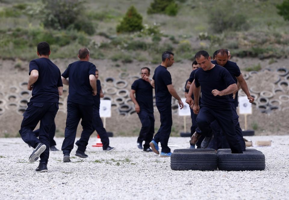 Özel Harekat bin bekçi adayına eğitim veriyor