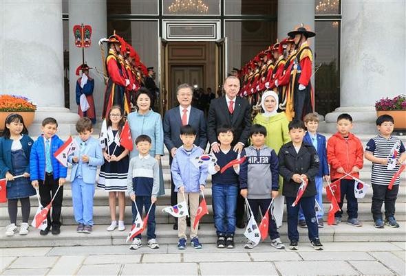 İstiklal Marşı okunurken Güney Kore liderinden asker selamı