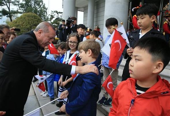 İstiklal Marşı okunurken Güney Kore liderinden asker selamı