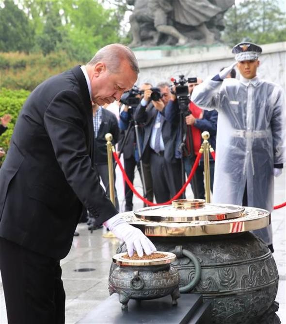 İstiklal Marşı okunurken Güney Kore liderinden asker selamı