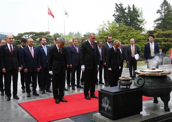 İstiklal Marşı okunurken Güney Kore liderinden asker selamı