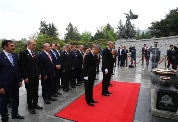 İstiklal Marşı okunurken Güney Kore liderinden asker selamı