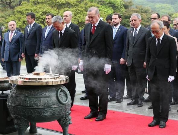 İstiklal Marşı okunurken Güney Kore liderinden asker selamı