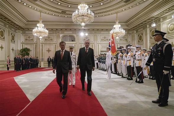 İstiklal Marşı okunurken Güney Kore liderinden asker selamı