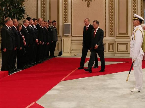 İstiklal Marşı okunurken Güney Kore liderinden asker selamı