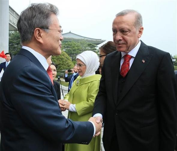 İstiklal Marşı okunurken Güney Kore liderinden asker selamı