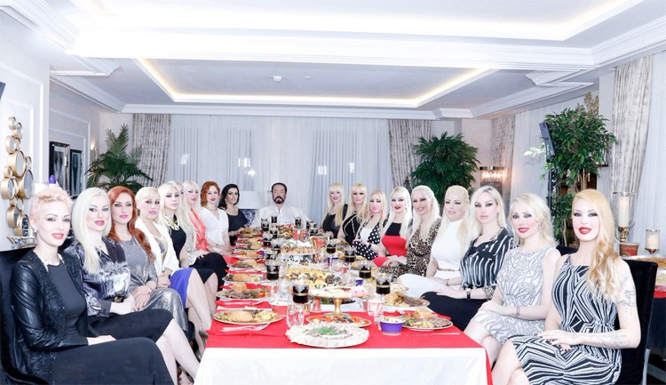 Adnan Oktar kedicikleriyle iftar yaptı