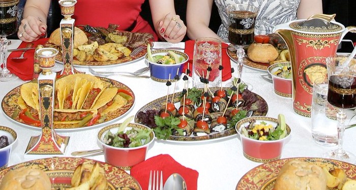 Adnan Oktar kedicikleriyle iftar yaptı