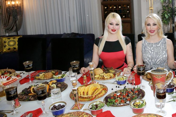 Adnan Oktar kedicikleriyle iftar yaptı