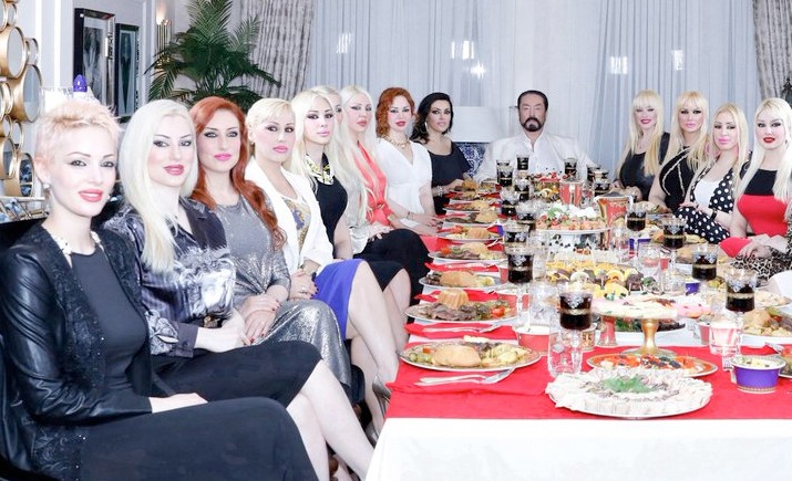 Adnan Oktar kedicikleriyle iftar yaptı