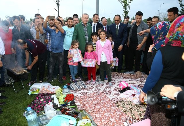 Erdoğan'dan Zeytinburnu Sahili'den iftarı bekleyenlere sürpriz