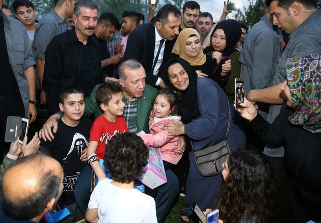 Erdoğan'dan Zeytinburnu Sahili'den iftarı bekleyenlere sürpriz